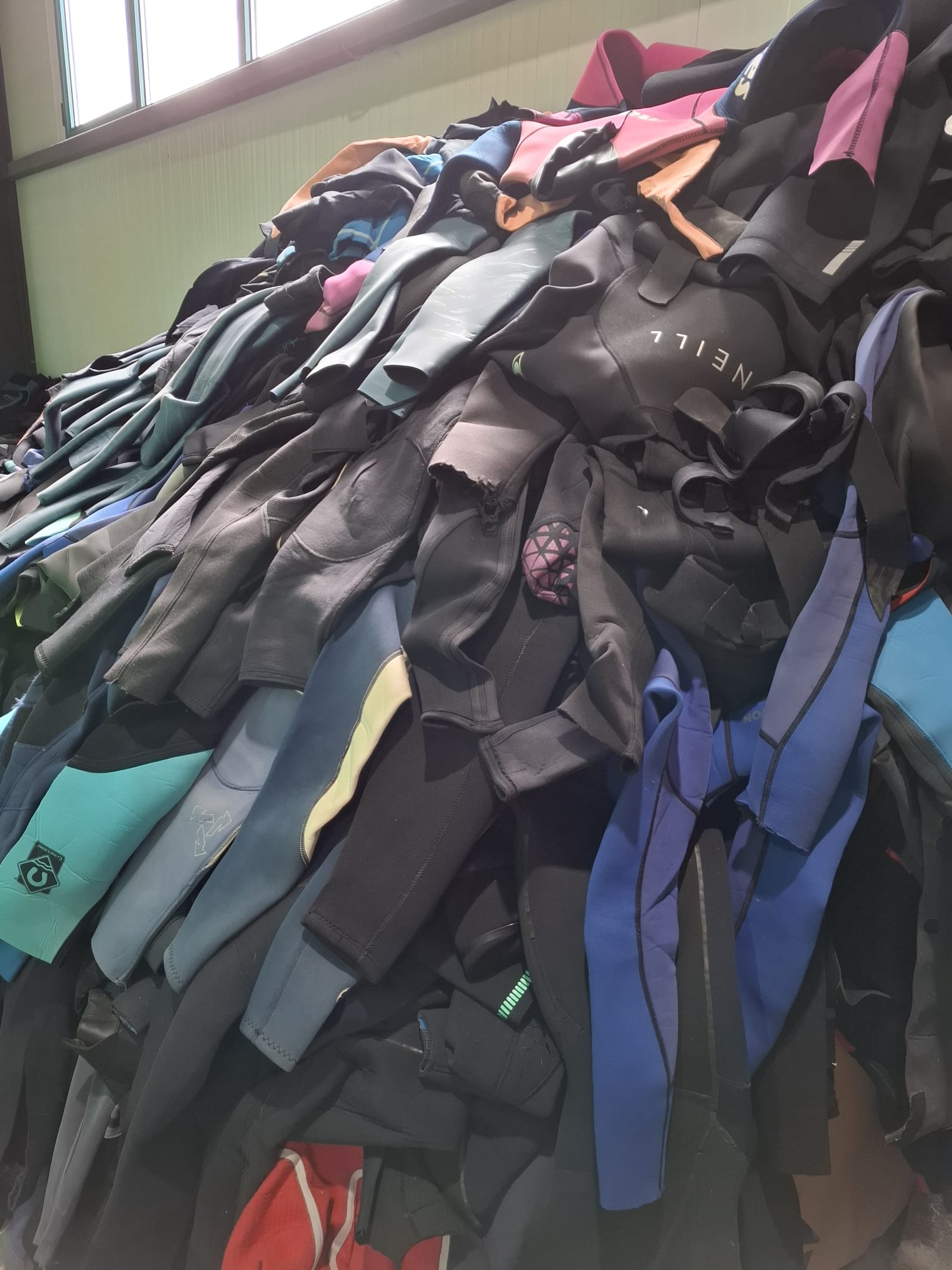 Néoprène de combinaisons recyclées à l'atelier