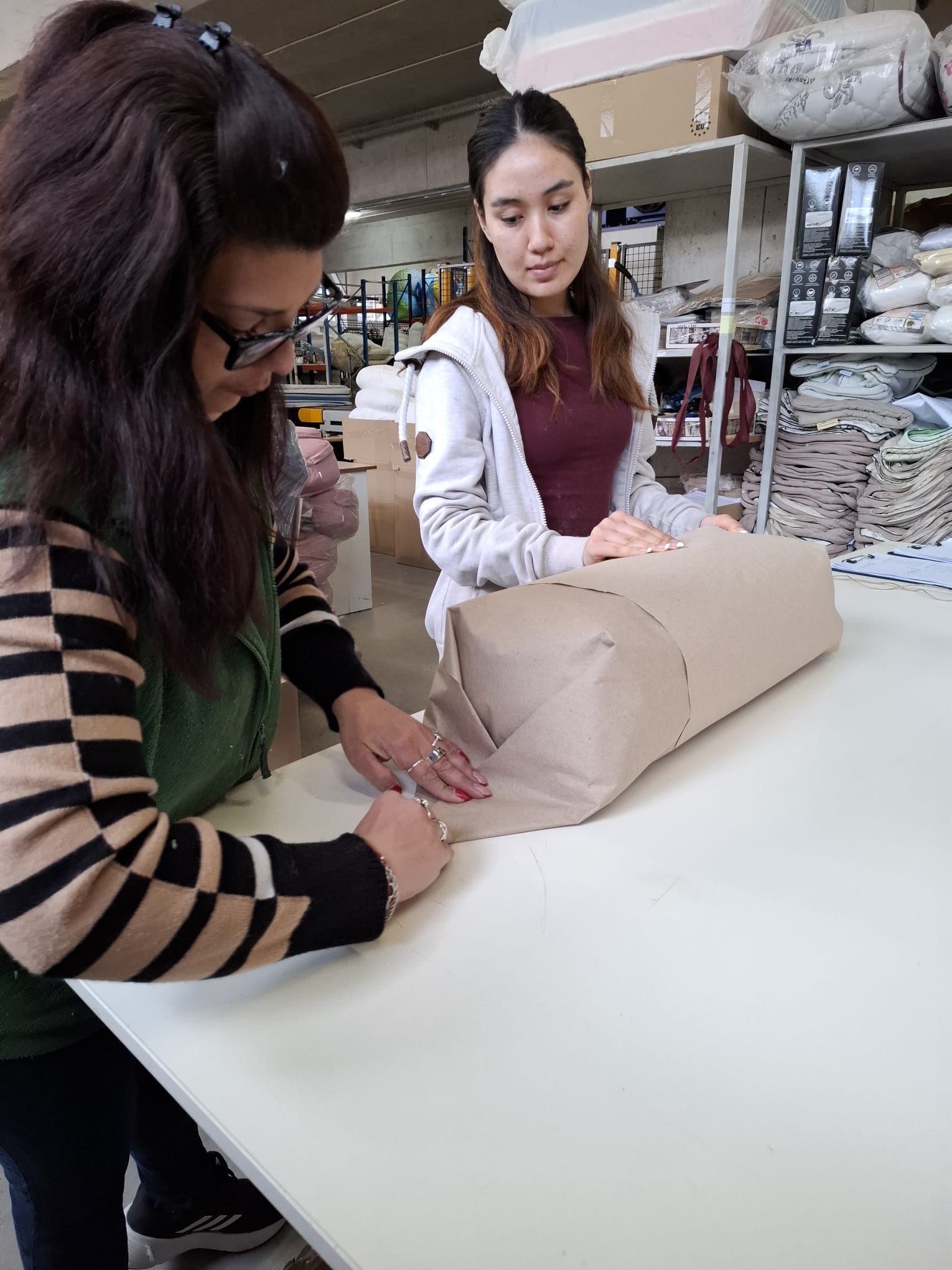 Emballage d'un tapis de yoga fini à l'atelier