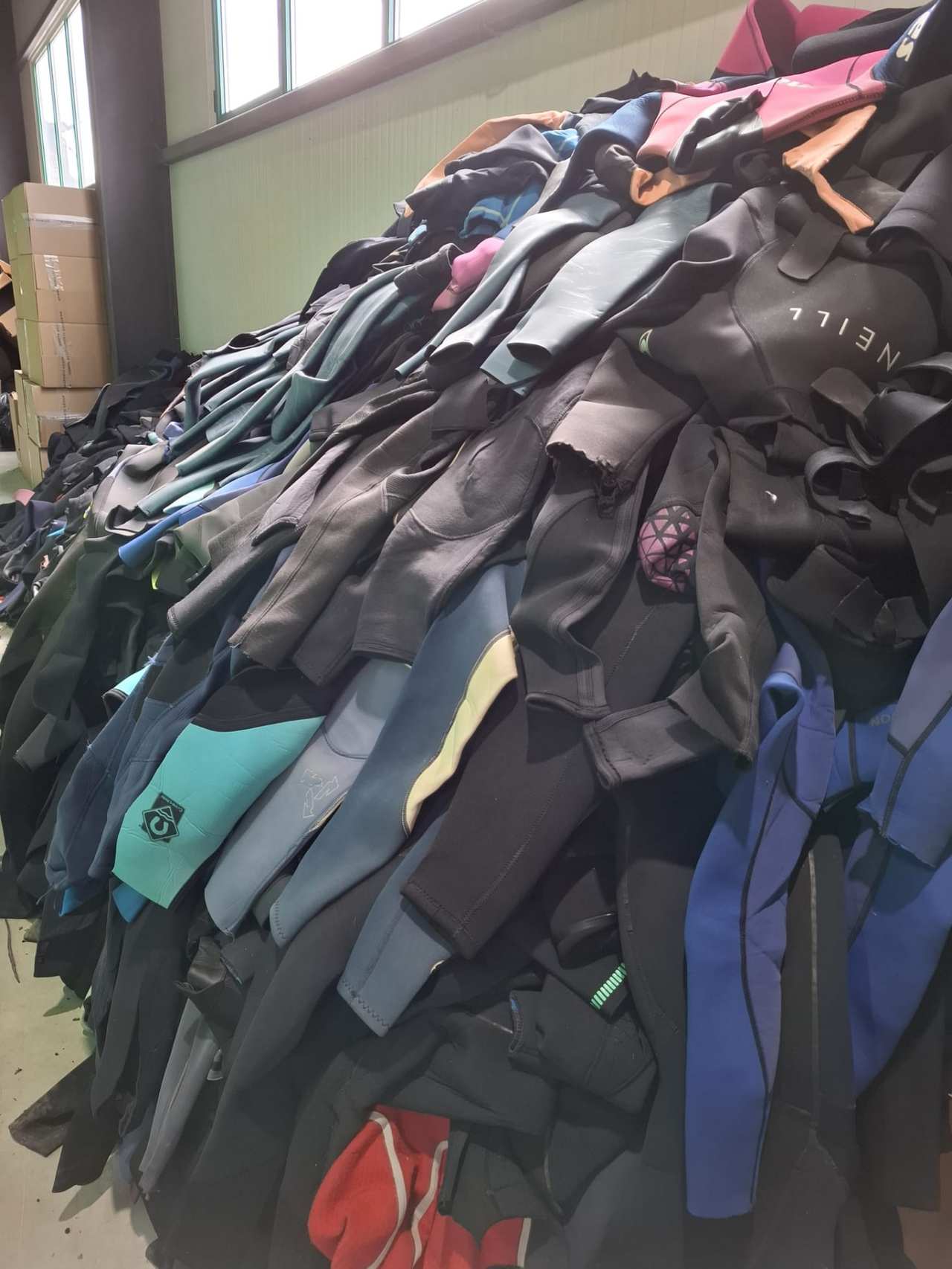 Un tas de combinaisons en fin de vie collectées pour recyclage