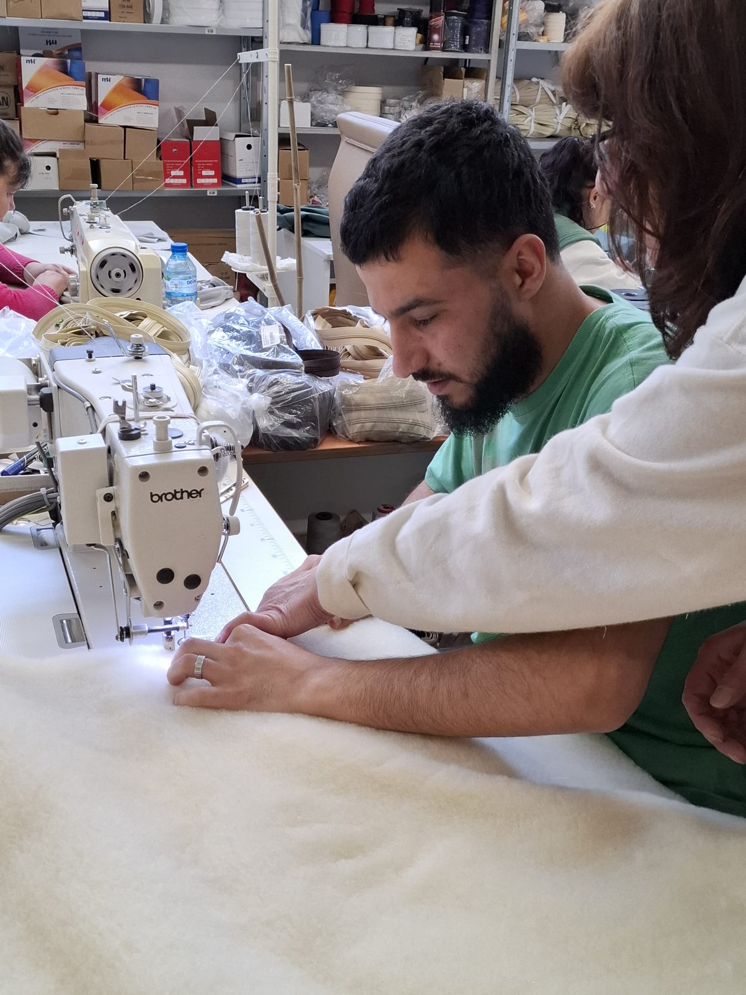 Couture d'une housse de tapis en laine à l'atelier