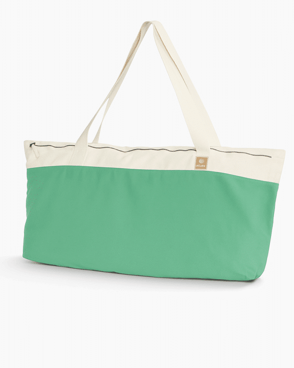 Een sporttas van katoenen canvas in mintgroen en beige van Pierre , met lange schouderbanden en een ritssluiting.